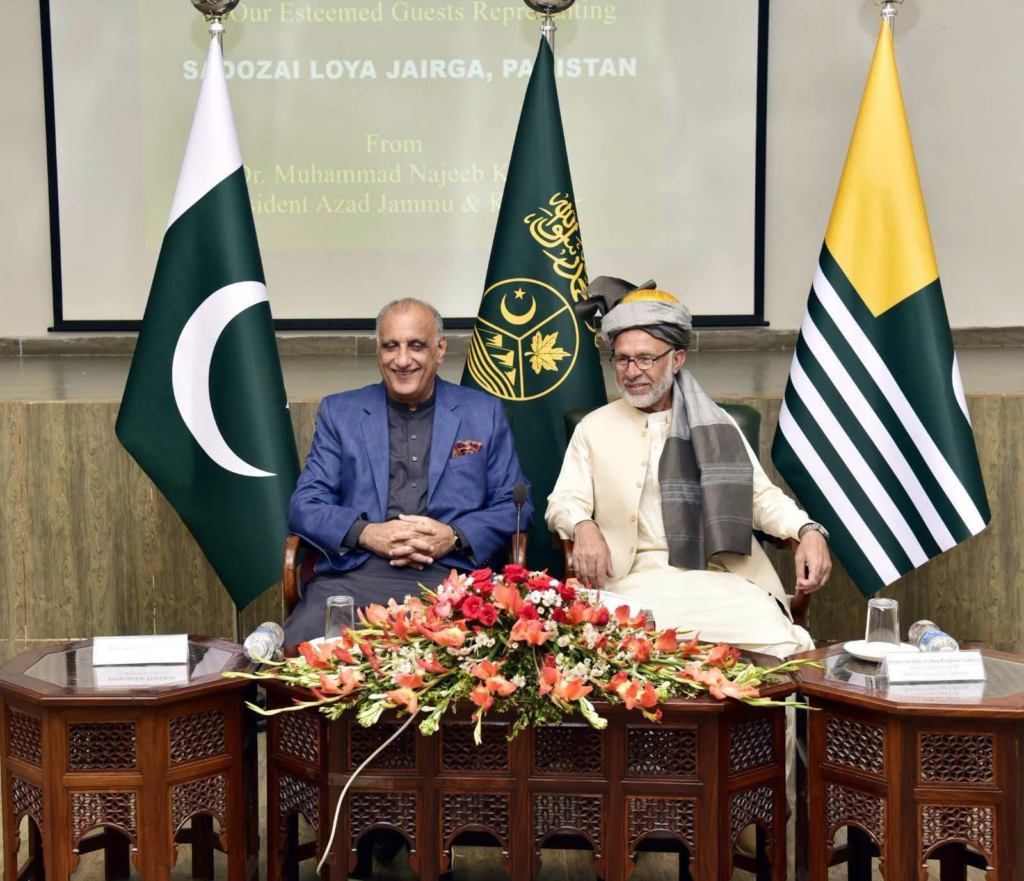 صدر آزاد حکومت ریاست جموں و کشمیر ڈاکٹر نجیب نقی خان سے سدوزئی لوئیہ جرگہ کے عمائدین نے ملاقات کی