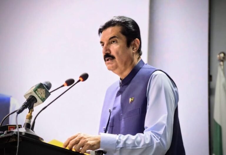 پی ٹی آئی کے پاس لوگ نہیں، لانگ مارچ اٹک سے آگے نہیں جا سکتا، گورنر خیبرپختونخوا