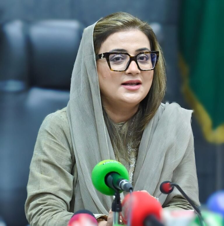عظمی بخاری اپنی چھت اپنا گھر منصوبے کے تحت گھر حاصل کرنے والے خاندانوں کی لائیو ویڈیوز سامنے لے آئیں
