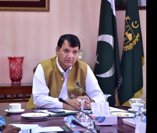 وفاقی وزیر انجینئر امیر مقام سے سابق گورنر خیبر پختونخوا شوکت اللہ خان کی قیادت میں قبائلی عمائدین کے جرگے کی ملاقات