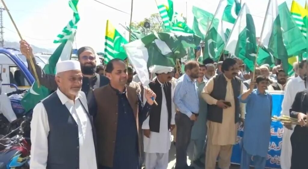آزاد کشمیر کے ضلع سدھنوتی میں عوامی اتحاد فورم کے زیرِ اہتمام امن ریلی، شرکا کا پاک فوج کے حق میں نعرہ بازی