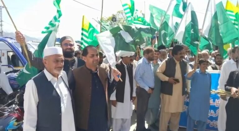 آزاد کشمیر کے ضلع سدھنوتی میں عوامی اتحاد فورم کے زیرِ اہتمام امن ریلی، شرکا کا پاک فوج کے حق میں نعرہ بازی