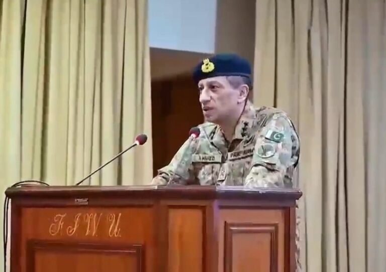 ڈی جی آئی ایس پی آر کی فاطمہ جناح ویمن یونیورسٹی راولپنڈی آمد، طالبات اور فیکلٹی ممبران کے ساتھ خصوصی نشست، قومی امور اور ڈیجیٹل چیلنجز پر کھل کر تبادلہ خیال کیا