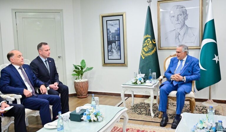 نائب وزیراعظم سینیٹر محمد اسحاق ڈار سے بیلاروس کے قومی سلامتی کے مشیر کی ملاقات، چیلنجز سے نمٹنے، علاقائی امن اور استحکام کے فروغ کیلئے مذاکرات اور سفارت کاری کی اہمیت پر زور