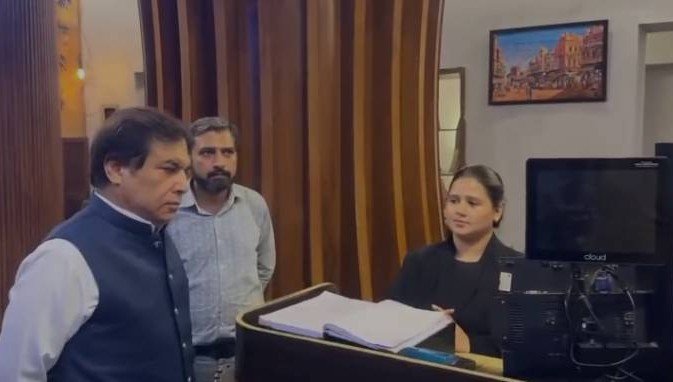 وفاقی وزیر ریلوے محمد حنیف عباسی کا لاہورسٹیشن کا دورہ، پلیٹ فارم نمبر 2 اور 4 کی توسیع کے جاری کام کامعائنہ کیا