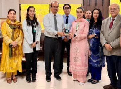 آئی ایم ڈی سی کا پوسٹ گریجویٹ طلبہ کی علمی و تحقیقی خدمات میں بہترین کارکردگی کا مظاہرہ کرنے والے محققین میں شیلڈز تقسیم