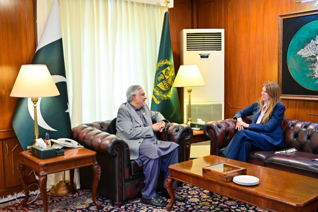 وزیر خارجہ اسحاق ڈار سےبرطانوی ہائی کمشنر جین میریٹ کی ملاقات ، پاکستان۔برطانیہ تعلقات پر تبادلہ خیال