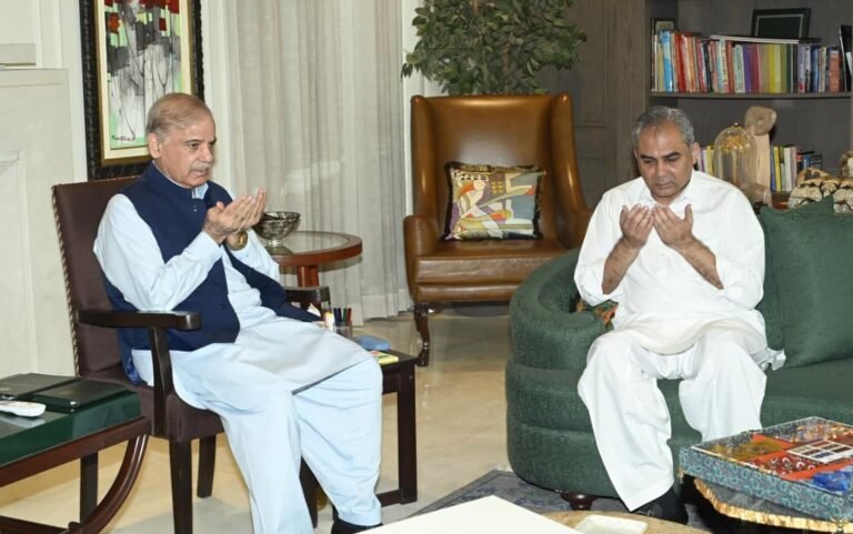 وزیرِ اعظم شہباز شریف کی وفاقی وزیرِ داخلہ محسن نقوی سے ان کی رہائش گاہ پر ملاقات کی ، ماموں اکمل حسین نقوی کی وفات پر تعزیت کا اظہار