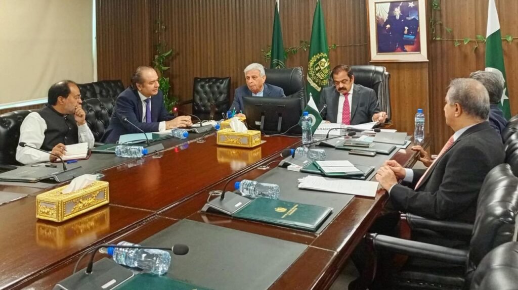 وفاقی وزیر قومی غذائی تحفظ و تحقیق رانا تنویر حسین اور وزیراعظم کے مشیر رانا ثناء اللہ کی مشترکہ صدارت میں گندم مینجمنٹ کمیٹی کا پہلا اعلیٰ سطحی اجلاس