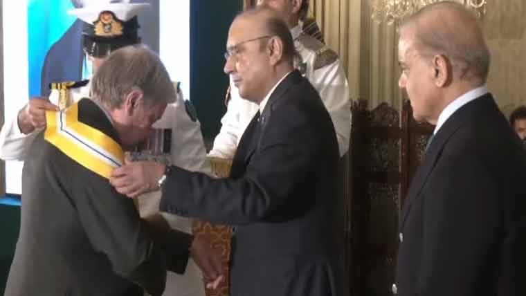 صدر آصف علی زرداری نے اقوام متحدہ کے سیکرٹری جنرل انتونیو گوتریس کو’’ نشان امتیاز ‘‘عطا کیا، اقوام متحدہ کی اصولی قیادت، عالمی امن، سفارت کاری اور تنازعات کے پرامن حل کیلئے سیکرٹری جنرل کی کوششوں کی تحسین