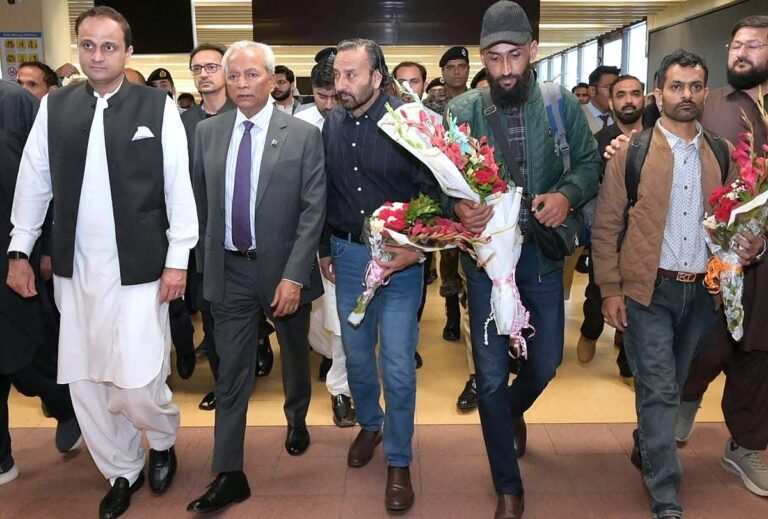 گورنر سندھ کا صومالیہ کے قزاقوں کی قید سے رہائی پانے والے پاکستانی شہریوں کا وطن واپسی پر استقبال