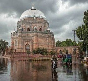 ملتان اورمضافات میں آئندہ چوبیس گھنٹوں کے دوران مطلع جزوی طورپرابرآلود رہنے اور گرد آلود ہوائیں چلنے کا امکان